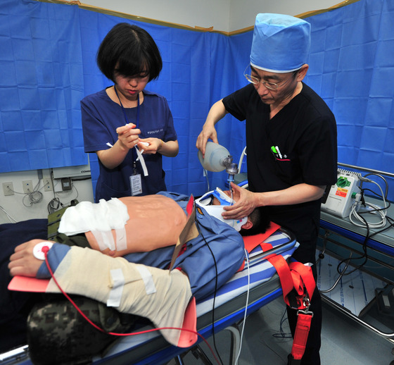 지난4월5일 오후 한국 해군 6항공전단 631비행대대와 미 육군 2항공대대가 해군 포항병원에서 실시한 의무수송훈련에서 이국종 교수 등 아주대 권역외상센터 의료팀이 부상장병 수술에 앞서 응급처치를 하고 있다. /사진=뉴스1