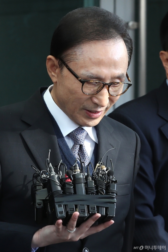[사진]이명박, '묵묵부답'