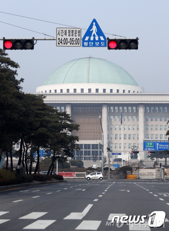 내년도 예산안 처리 시한이 일주일 앞으로 다가온 26일 서울 여의도 국회 앞에 빨간불이 켜져 있다. 예산안 법정시한은 다음 달 2일이지만 약 25조 원 규모의 심사 172건이 보류 중이다. /사진=뉴스1