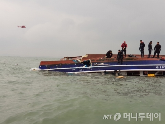 3일 해경 구조대원들이 인천 영흥대교 연안해역에서 침몰한 낚싯배 실종자들을 수색하고 있다./사진=인천해양경찰서 제공