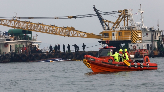 (인천=뉴스1) 오대일 기자 = 3일 오후 인천 영흥도 앞 해상의 낚싯배 전복사고 현장에서 인양요원들이 크레인과 예인선을 이용해 사고선박 인양 작업을 하고 있다. 22명을 태운 선창1호는 이날 새벽 6시12분께 인천 영흥도 앞 해상에서 급유선과 충돌 후 전복됐다. 2017.12.3/뉴스1  <저작권자 ⓒ 뉴스1코리아, 무단전재 및 재배포 금지>