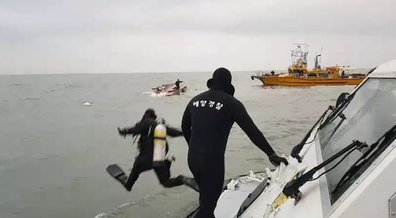 해경 잠수부가 낚싯배 전복 사고해역에서 구조에 나서고 있다./사진=인천해경제공, 뉴스1