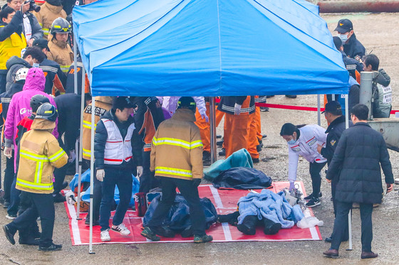 인천해경과 119 구조대원들이 인천 옹진군 영흥도 앞바다 낚싯배 전복사고 현장에서 발견된 사망자를 영흥도 진두선착장으로 옮기고 있다/사진=뉴스1