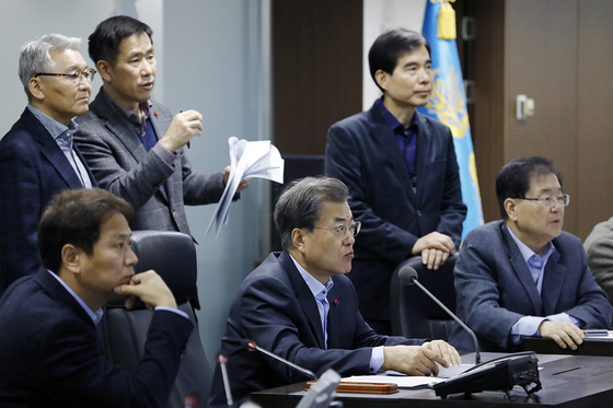 문재인 대통령은 3일 오전 인천 영흥도 해상에서 낚싯배가 전복된 것에 대해 직접 국가위기관리센터를 찾아 해양경찰청·행정안전부·세종 상황실 등을 화상으로 연결해 상세보고를 받고 실종인원 구조 작전에 만전을 기할 것 등을 지시했다/사진=청와대제공,뉴스1