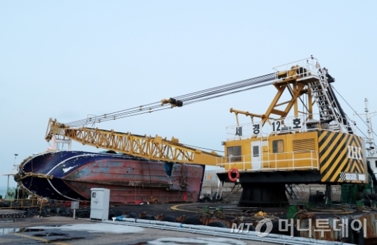 4일 오전 인천 중구 인천해양경찰서 전용부두에 전날 전복사고가 발생한 낚싯배 선창1호가 입항해 있다./사진=뉴스1<br><br>