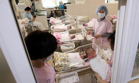  이대 목동병원에서 신생아 사망 사고가 일어난 가운데 지난 19일 광주 북구보건소 직원들이 지역의 한 산부인과 신생아실에서 감염관리 등의 실태조사를 하고 있다. (광주 북구 제공)/사진=뉴스1
