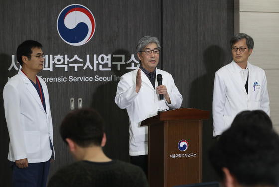  이봉우 국립과학수사연구원 중앙법의학센터장(왼쪽부터), 이한영 국과수 서울과학수사 연구소장, 양경무 국과수 법의조사과장이 지난 18일 저녁 서울 양천구 국립과학수사연구원 서울분원에서 이대목동병원 신생아 사망관련 부검결과 브리핑을 하고 있다. /사진=뉴스1