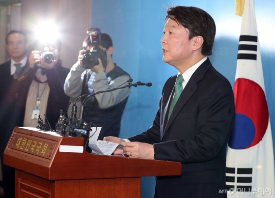 [사진]긴급 기자회견하는 안철수