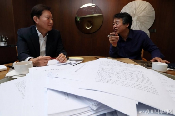 시인 이희주(왼쪽), 소설가 이순원이 전국은행연합회에서 머니투데이 경제신춘문예 심사를 진행하고 있다. / 사진=이기범 기자