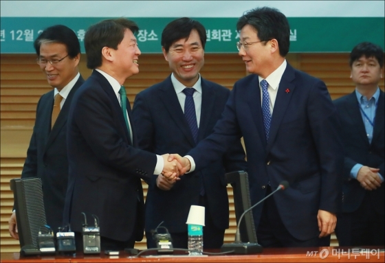 [사진]손잡은 국민의당-바른정당 
