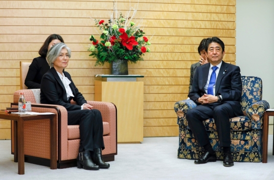 지난 19일 강경화 외교부 장관이 일본 도쿄의<br> 총리관저에서 아베 신조 일본 총리와 만나고 있다. /AFPBBNews=뉴스1