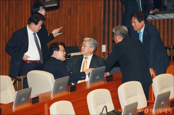 [사진]대화하는 국민의당 의원들