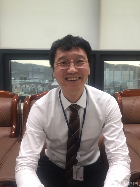 최근 '검사내전'이라는 책을 내며 '생활형 검사'로 살아온 인생을 얘기한 김웅 인천지방검찰청 공안부장. 그는 "어쩌다 검사가 됐지만, 권력기관이 아닌 생활형 인간으로 살아온 삶의 모습을 담았다"고 했다. /인천=김고금평 기자<br>
