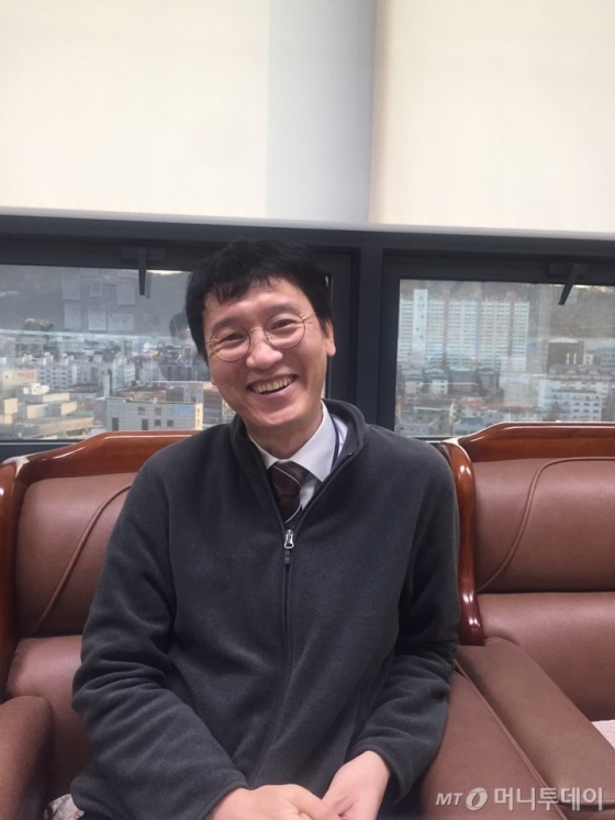 대학시절 거의 '폐인'으로 살았고, 초년 검사 시절엔 당청꼴찌로 윗사람에게 숱한 수모를 겪으며 우울증까지 겪어야했던 김웅 공안부장. 그는 딱딱한 조직 분위기 속에 담긴 선배들의 따뜻한 위로와 조언 덕분에 현재 공판부에서 신뢰할만한 몇 안되는 검사로 평가받고 있다. /인천=김고금평 기자<br>