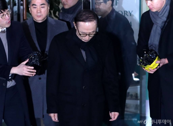 이명박 전 대통령이 17일 오후 서울 강남구 삼성동 사무실에서 검찰의 특수활동비 수사와 관련한 성명서를 발표한 뒤 사무실을 떠나고 있다. /사진=홍봉진 기자