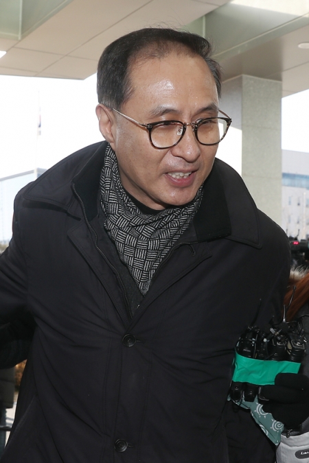 이명박 전 대통령의 조카 이동형 다스 부사장이 24일 오전 서울 송파구 서울동부지방검찰청에 피의자 신분으로 출석하고 있다. /사진=뉴스1  