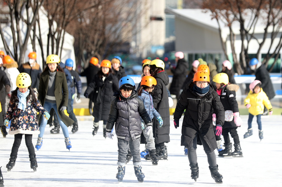 지난 27일 오후 서울광장 스케이트장에서 시민들이 스케이트를 타며 주말을 만끽하고 있다./사진=뉴스1