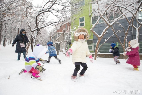눈 밭을 뒹구는 아이들/사진= 이우기