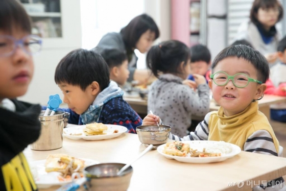 행복한 점심시간. 식재료는 생협 먹거리를 이용한다./사진= 이우기