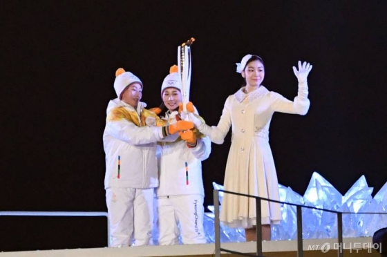 9일 강원도 평창 올림픽스타디움에서 열린 대막식에서 김연아선수가 성화를 밝히고 있다./사진=김창현 기자