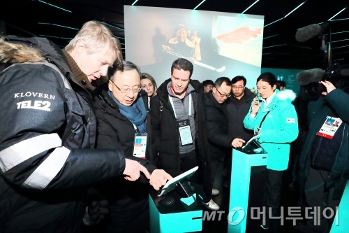 마츠 그란리드 GSMA 사무총장(왼쪽 첫번째)과 황창규 KT  회장(왼쪽 두 번째)을 비롯한 글로벌 ICT 리더들이 10일 강릉 올림픽파크에 위치한 KT 5G 홍보관 '5G 커넥티드(5G. connected.)'를 찾아 5G 서비스를 체험하고 있는 모습/사진제공=KT