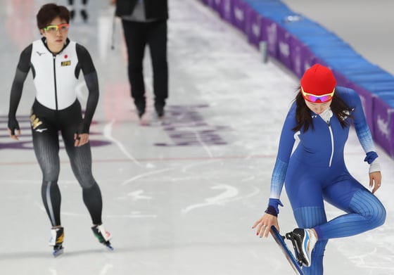 스피드스케이팅 대한민국 국가대표 이상화 선수(오른쪽)와 일본 국가대표 고다이라 나오 선수가 강원도 강릉 스피드스케이팅 경기장 오벌에서 훈련을 하고 있다. /사진=뉴스1