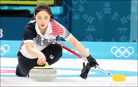 [사진]컬링 김경애, '신중하게'