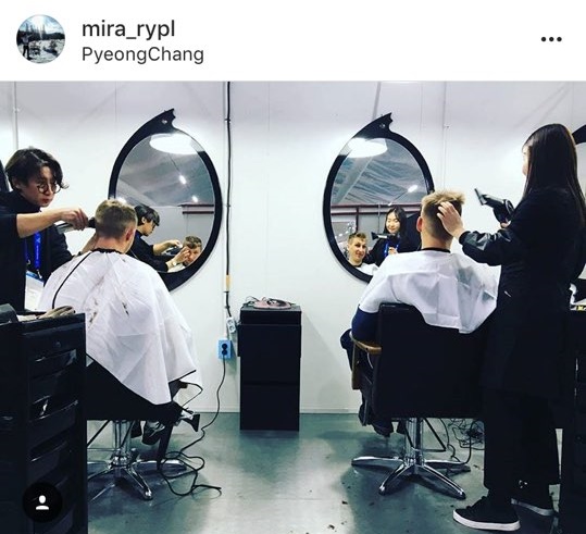 선수촌에서 머리를 다듬는 체코 선수들/사진=mira_rypl 인스타그램