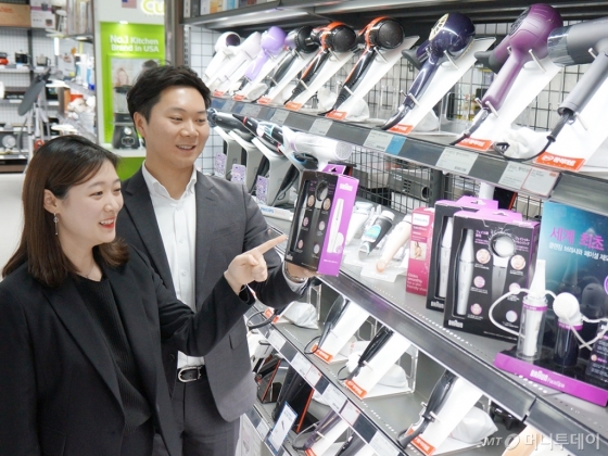 고객들이 롯데하이마트 매장에서 소형 이미용 가전을 둘러보고 있다./사진제공=롯데하이마트