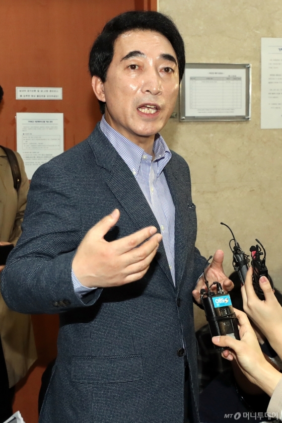 [사진]질문에 답하는 박수현