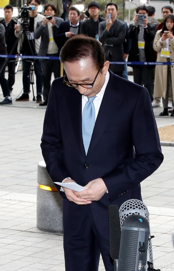 [사진]고개 숙인 이명박 전 대통령