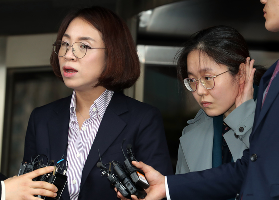 안희정 전 충남지사로부터 성폭력 등 피해를 입었다고 폭로한 두번째 피해자의 법률 대리인 오선희(왼쪽), 신윤경 변호사가 14일 오후 서울 마포구 서울서부지검에서 고소장을 제출한 후 기자회견을 하고 있다./사진=뉴스1