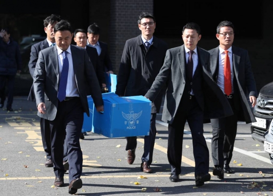 경찰이 공사수주 과정에서 고의로 회사 측에 손실을 끼친 혐의로 대림산업에 대한 압수수색에 나선 지난해 11월15일 오후 서울 종로구 대림산업 본사에서 경찰 관계자들이 압수물품을 들고 나오고 있다.  /사진=뉴시스