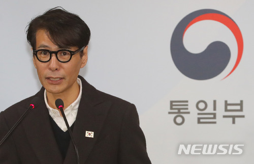 윤상 남측 예술단 평양공연 실무접촉 수석 대표가 20일 오후 서울 종로구 정부서울청사 통합브리핑실에서 결과 브리핑을 하고 있다. /사진=뉴시스