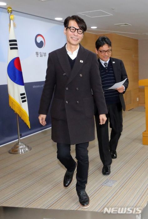 20일 오후 서울 종로구 정부서울청사 통합브리핑실에서 남측 예술단 평양공연 실무접촉 브리핑을 마친 윤상 수석 대표가 단상에서 내려오고 있다. /사진=뉴시스