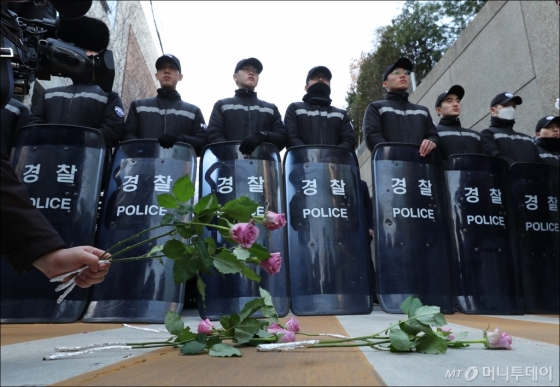 [사진]이명박 구속 촉구와 고난의 장미
