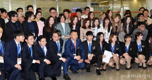 31일 오후 남북평화 협력기원 남측예술단 및 태권도시범단이 평양순안국제공항에 도착해 기념촬영을 하고 있다./평양=평양공연 사진공동취재단