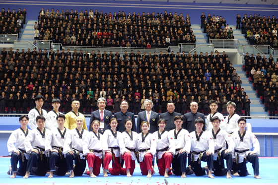 1일 평양 태권도 전당에서 우리 태권도 시범단이 단독공연을 한 후 기념 촬영을 하고 있다./사진제공=세계태권도연맹