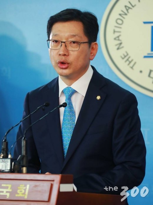 더불어민주당 김경수 의원이 2일 오후 서울 여의도 국회 정론관에서 경남도시자 선거 출마를 선언하는 기자회견을 하고 있다. 김 의원은 공민배, 권민호, 공윤권 등 세 예비후보의 대승적 결단으로 자신이 단일후보로 경남도지사에 도전한다고 밝혔다. /사진=이동훈 기자