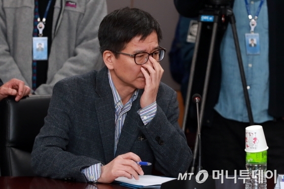 김도인 금감원 부위원장보가 8일 오후 서울 세종로 정부청사에서 열린 삼성증권 배당 처리문제와 관련 긴급회의에 참석하고 있다.