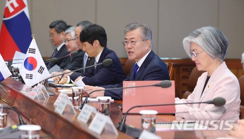 【서울=뉴시스】전신 기자 = 문재인 대통령이 10일 청와대 본관 집현실에서 안드레이 키스카 슬로바키아 대통령과 정상회담을 하고 있다. 2018.04.10.   photo1006@newsis.com