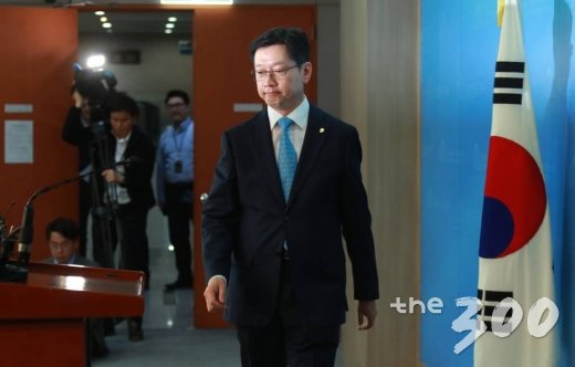 더불어민주당 김경수 의원이 2일 오후 서울 여의도 국회 정론관에서 경남도시자 선거 출마를 선언하기 위해 단상으로 올라서고 있다. 김 의원은 공민배, 권민호, 공윤권 등 세 예비후보의 대승적 결단으로 자신이 단일후보로 경남도지사에 도전한다고 밝혔다. /사진=이동훈 기자