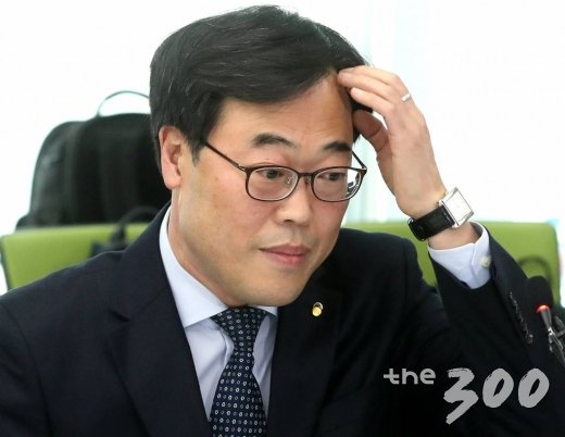 김기식 금융감독원장이 16일 오후 서울 마포구 저축은행중앙회에서 열린 저축은행 최고경영자 간담회에서 머리를 만지고 있다.