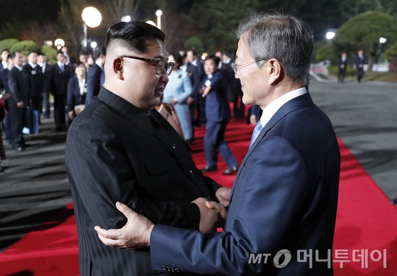 문재인 대통령이 27일 오후 판문점 평화의 집 앞에서 에서 열린 환송 공연이 끝난 뒤 떠나는 김정은 북한 국무위원장을 배웅하고 있다.   남과 북 양 정상은 이날 세계 유일 분단국가의 상징인 판문점에서 정상회담을 마치고 '한반도의 평화와 번영, 통일을 위한 판문점 선언'을 발표했다. 2018.4.27/뉴스1  <저작권자 © 뉴스1코리아, 무단전재 및 재배포 금지 >