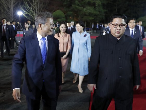  문재인 대통령이 27일 오후 판문점 평화의 집 앞에서 에서 열린 환송 공연이 끝난 뒤 떠나는 김정은 북한 국무위원장을 배웅하고 있다.   남과 북 양 정상은 이날 세계 유일 분단국가의 상징인 판문점에서 정상회담을 마치고 '한반도의 평화와 번영, 통일을 위한 판문점 선언'을 발표했다. /사진=한국공동사진기자단