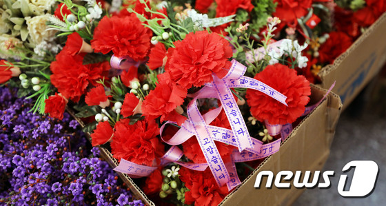 지난 14일 서울 중구 남대문시장 꽃상가에 스승의 날 카네이션이 쌓여있다. /사진제공= 뉴스1