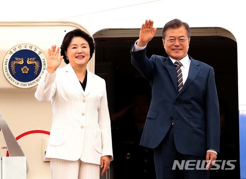 【성남=뉴시스】전진환 기자 = 한미 정상회담을 위해 미국을 방문하는 문재인 대통령과 부인 김정숙 여사가 21일 오후 경기도 성남 서울공항에서 전용기에 올라 환송객들에게 손을 흔들고 있다. 2018.05.21.      amin2@newsis.com