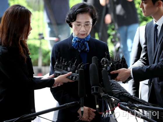 한진그룹 관계자와 수행기사 등에게 폭언과 폭행을 저지른 혐의를 받고 있는 대한항공 조양호 회장의 부인 이명희 일우재단 이사장이 28일 오전 종로구 서울지방경찰청에 출석하고 있다. /사진=홍봉진 기자