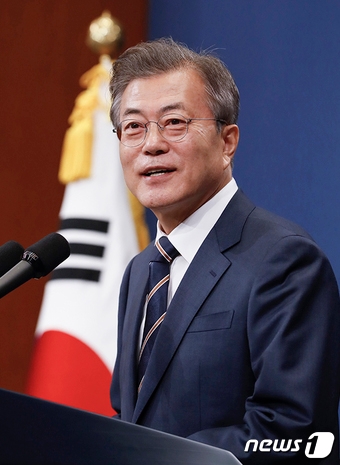 문재인 대통령이 27일 오전 청와대 춘추관에서 제2차 남북 정상회담 결과를 발표하고 있다. (청와대 제공) 2018.5.27/뉴스1