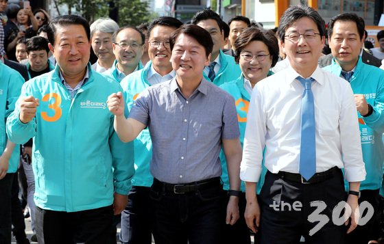 안철수 바른미래당 서울시장 후보가 3일 오후 서울 강남구 역삼동 강남역 거리에서 유승민, 박주선 공동대표와 함께 유세장을 향해 걸으며 '안철수'를 외치고 있다. 2018.6.3/뉴스1 <저작권자 © 뉴스1코리아, 무단전재 및 재배포 금지>